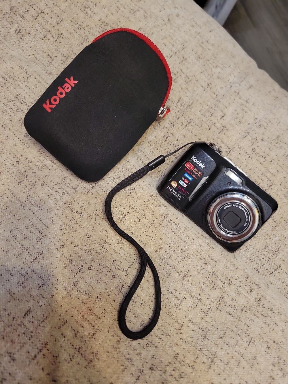 KODAK EasyShare C183 Digital Camera 14.0 MP 3x OZ Black W/Case TESTED/WORKS!